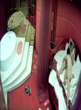 情侣豪华浴缸激情开房 骚女跪舔含住肉棒 浪叫不断高潮迭起